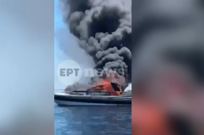 Φωτιά σε ταχύπλοο με τέσσερις επιβάτες στη Βουλιαγμένη