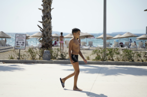 Τέλος οι βόλτες με μαγιό ή χωρίς μπλούζα: Πρόστιμα έως 200 ευρώ σε δημοφιλή προορισμό της Ιταλίας