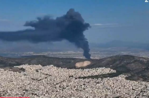Μαύρος καπνός πάνω από τον Ασπρόπυργο από τη φωτιά στον χώρο της επιχείρησης