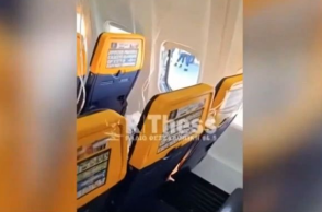 Ryanair: «Bγήκε το μισό σώμα του έξω, πέσανε οι μάσκες» λέει η σύζυγος του επιβάτη που κινδύνευσε εν ώρα πτήσης