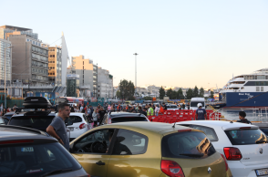 Το αδιαχώρητο στο λιμάνι του Πειραιά: Μαζική έξοδος αδειούχων προς τα νησιά, μεγάλες οι ουρές και η ταλαιπωρία
