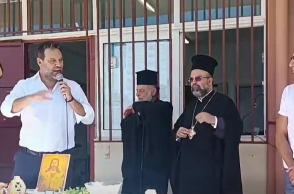 Επεισοδιακός αγιασμός στη Ρόδο: Μαθητές γύρισαν την πλάτη στον δήμαρχο - Η αντίδρασή του και η απάντηση του διευθυντή