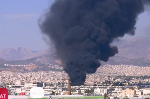 Μήνυμα από το 112 για τη φωτιά στου Ρέντη - «Κλείστε πόρτες και παράθυρα»