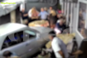 Οδηγός έπεσε με το αυτοκίνητό του σε τραπεζοκαθίσματα ταβέρνας στον Εύοσμο Θεσσαλονίκης
