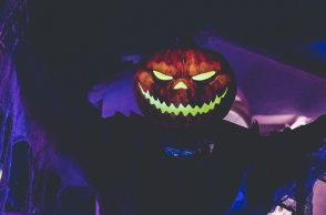 Το πορτοκαλί και το μαύρο κυριαρχούν κάθε Halloween, όμως πίσω από τον χαρακτηριστικό συνδυασμό κρύβονται ιστορία, παραδόσεις και συμβολισμοί.