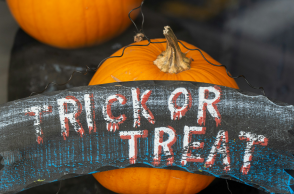 Πώς γεννήθηκε το «Trick or Treat»; Η ιστορία πίσω από το πιο διάσημο έθιμο του Halloween