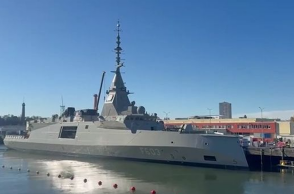  Υψώθηκε η ελληνική σημαία στη φρεγάτα Belharra «Νέαρχος» - Αρχές Δεκεμβρίου στη Σαλαμίνα