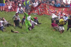 Γερμανός YouTuber ρίσκαρε τη ζωή του για να κάνει back-to-back νίκες στο κυνήγι τυριού 