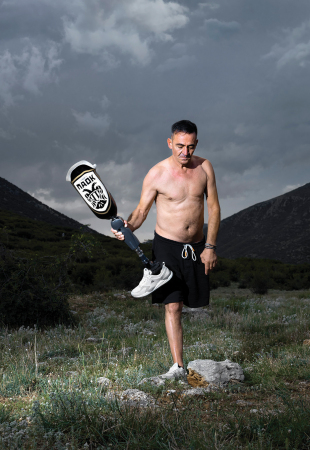 Φωτογραφία του Στράτου Καλαφάτη στο εξώφυλλο του τεύχους 844 της Athens Voice