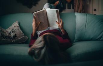 24 βιβλία ελληνικής λογοτεχνίας για τις γιορτές