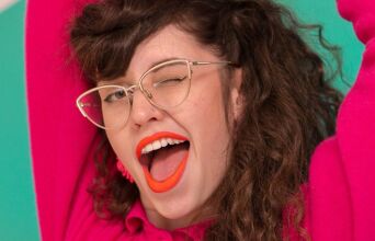 Η Νεφέλη Μεγκ σχολιάζει την επικαιρότητα σε πρώτο και τελευταίο βαθμό στο podcast «Μπούκλα 99»