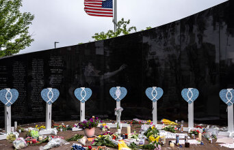 Μνημείο για τα θύματα της μαζικής εκτέλεσης στην Αμερική στις 4 Ιουλίου