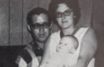 Η Γουανέτα Χόιτ με τον άντρα της, Τιμ, και ένα από τα παιδιά τους