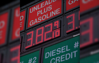 Πινακίδες με τιμές βενζίνης