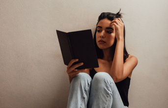 Κοπέλα που διαβάζει