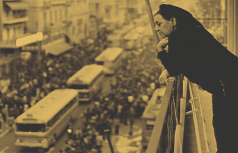 Πολτυτεχνείο 1973: Η Σοφία Βέμπο στο διαμέρισμά της επί της οδού Στουρνάρα, βλέπει από το μπαλκόνι της τα τανκς να εισβάλλουν στο εκπαιδευτικό ίδρυμα