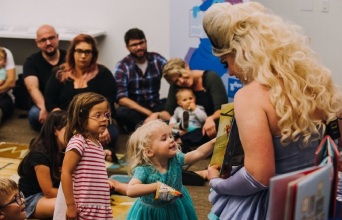 Drag Queens θα διαβάσουν παραμύθια σε παιδιά στη Θεσσαλονίκη