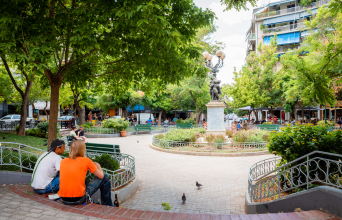 Η εμβληματική πλατεία Αγίου Γεωργίου. Ο φανοστάτης στο άγαλμα είναι όμοιος με αυτόν της πλατείας Εξαρχείων. Αμφότεροι βρίσκονταν έξω από το δημοτικό θέατρο της Αθήνας μέχρι που κατεδαφίστηκε με απόφαση του τότε δημάρχου Κώστα Κοτζιά - © Θανάσης Καρατζάς