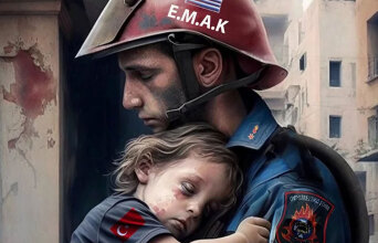 Διασώστης της ΕΜΑΚ στην Τουρκία με κοριτσάκι στην αγκαλιά