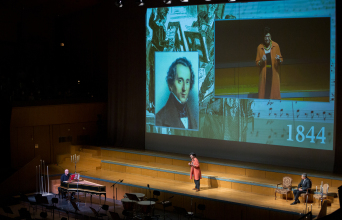 Στιγμιότυπο από συναυλία του κύκλου «Ταξίδι στο Κέντρο της Μουσικής», με τη Μαρία Ευθυμίου, τον Χρίστο Παγεωργίου και τον Λουκά Καρυτινό 