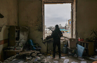 Ουκρανός στρατιώτης μέσα σε βομβαρδισμένο κτίριο στο Χάρκοβο