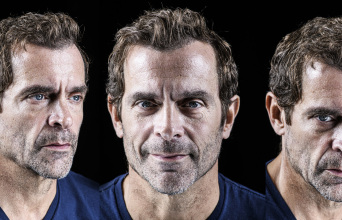 Συνέντευξη με τον Κωνσταντίνο Μαρκουλάκη για την παράσταση The Humans, που σκηνοθετεί, στο θέατρο Μουσούρη