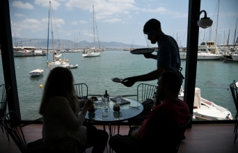 Άτομο σερβίρει σε καφετέρια