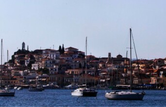 Το λιμάνι και η πόλη του Πόρου