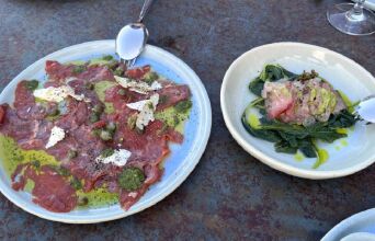 Καρπάτσιο και ντάσκα ημίπαστη (gin tunac) με ψητό αντζούρι, πίκλα Σκίνου, αλάτι κέδρου, λάδι φρέσκου κρεμμυδιού, βλίτα, γλυστρίδα στην ονειρεμένη Cantina στη Σίφνο