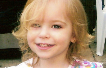 Η δίχρονη Ράιλι Ανν Σόγιερς ξυλοκοπήθηκε μέχρι θανάτου από τη μητέρα και τον πατριό της