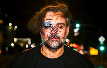 Ο Αργύρης Ξάφης στην παράσταση «Το πιο όμορφο σώμα που έχει βρεθεί ποτέ σε αυτό το μέρος», Θέατρο Θησείον