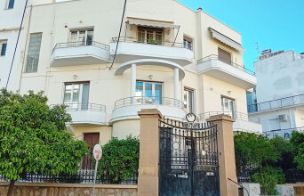 Τριώροφο κτίριο με ενδιαφέρουσα διαμόρφωση του εξώστη