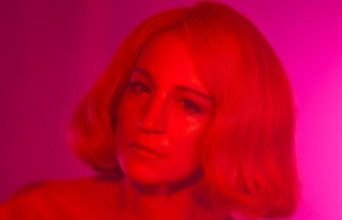 Η Στεφανία Γουλιώτη πρωταγωνιστεί στο «The Second Woman» στη Στέγη