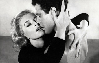 Η ταινία «The Naked Kiss» προβάλλεται στο Μουσείο Κυκλαδικής σε διάλογο με την περιοδική έκθεση της Cindy Sherman