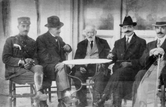 Ο Χαράλαμπος Σειραδάκης (με στολή) με τον Γ. Αλαβάνο, Πρόεδρο της Βουλής, τον γνωστό γλύπτη Γιαννούλη Χαλεπά, τον Φ. Ζαΐμη Νομάρχη Κυκλάδων, και τον Τ. Αλαβάνο, Δήμαρχο Κυκλάδων.Νήσος Τήνος, Μάρτιος 1917 (Αρχείο Χ. Σειραδάκη).