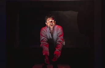 Ο Ορφέας Αυγουστίδης πρωταγωνιστεί στον «Άσχημο» στο Νέο Θέατρο Κατερίνας Βασιλάκου