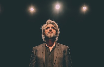 Ο Γιώργος Γάλλος πρωταγωνιστεί στην παράσταση «Ήταν όλοι τους παιδιά μου» 