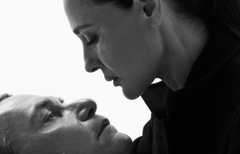 Η Μαρία Ναυπλιώτου και ο Γιώργος Αλεξανδρής στην παράσταση «Το Ακρωτήρι», στο θέατρο Ιλίσια