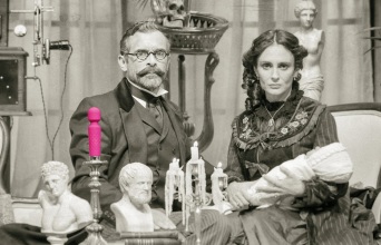 Οι 23 θεατρικές παραστάσεις που θέλουμε οπωσδήποτε να δούμε