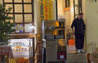 Ταβέρνα Σαΐτα, Πλάκα