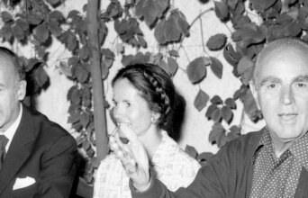 1975, Ο Ζισκάρ ντ'Εστέν με τον Κωνσταντίνο Καραμανλή στην ταβέρνα του Ξυνού