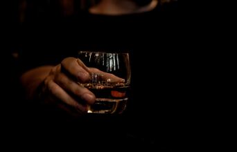 Πώς ένας αλγόριθμος μπορεί να διακρίνει την προέλευση ενός ουίσκι από τα... αρώματά του - Η έρευνα που δημοσιεύθηκε στο περιοδικό «Communications Chemistry»