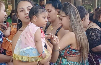 Νεαρές μητέρες στο προσκύνημα του Άι Γιάννη του Ρώσου στην Εύβοια