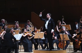 Ο Γιώργος Πέτρου διευθύνει 2 συμφωνικά έργα του Μίκη Θεοδωράκη στο Μέγαρο