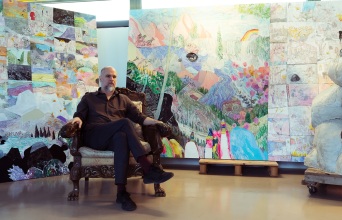 Ο Στέφανος Ρόκος στο εργαστήριό του λίγο πριν την έκθεση 50.000.000 τόνοι τοπίων στην Γκαλερί Ζουμπουλάκη