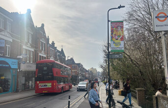 Έξω από τον σταθμό του Kensal Rise