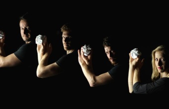 Οι Τhe Back Pack παρουσιάζουν το νέο τους έργο «Noted» στο θέατρο Ροές