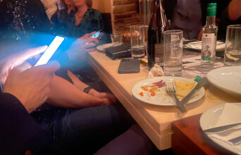 Σε είδα στα μπουζούκια με το κινητό στο χέρι