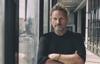 Ο Μιχαήλ Μαρμαρινός ανεβάζει την παράσταση ««ζ- η- θ, ο Ξένος» στην Επίδαυρο