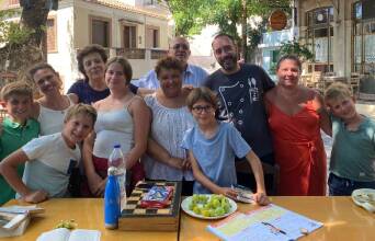 Η γαλλική και η ελληνική «οικογένεια» της Ζοζέτ στην πλατεία του Μεσότοπου Λέσβου